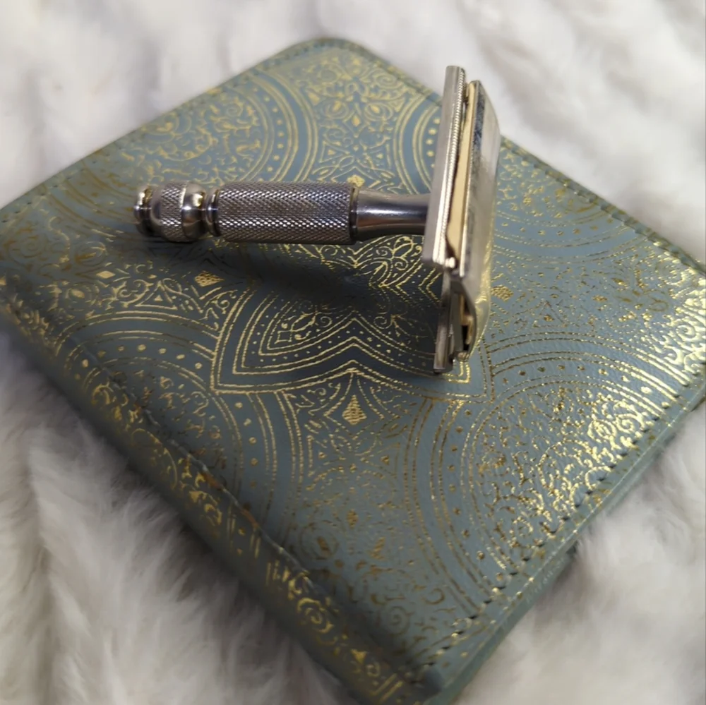 Vintage Gillette Travel Razor Toiletrie‎ Kit 1960s In Light Blue Leather Case